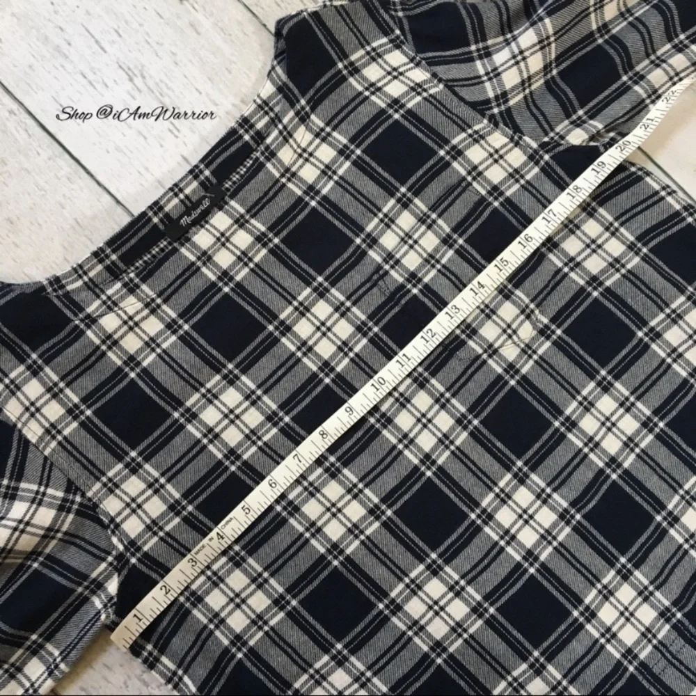 Madewell boxy navy plaid top *shop@iamwarrior